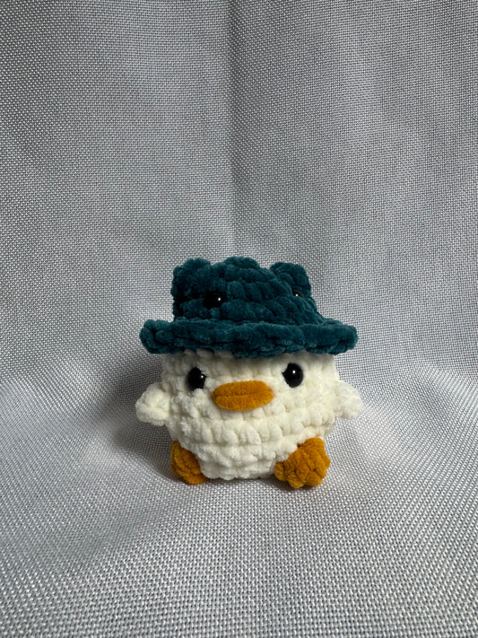 Le poussin et son chapeau grenouille